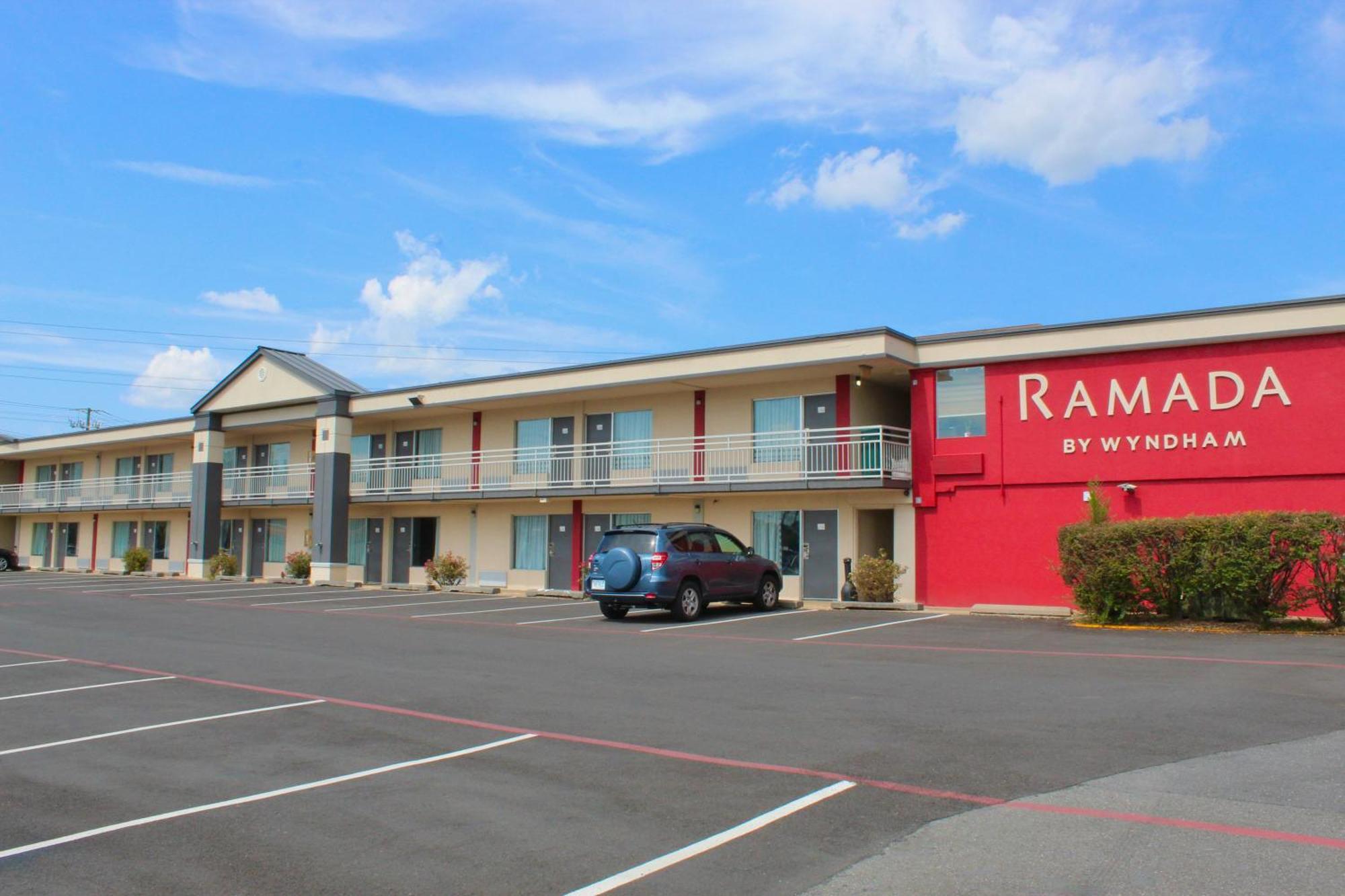 Мотель Ramada By Wyndham Харрисонберг Экстерьер фото